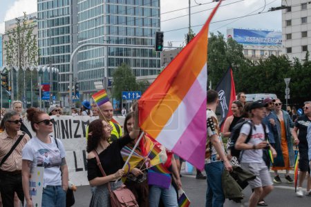 Foto de 17 junio 2023. Varsovia, Polonia: Decenas de miles de personas marcharon en el desfile del Orgullo de Varsovia el sábado 17 de junio de 2023 para exigir la igualdad para las personas LGBTQ antes de las elecciones polacas. - Imagen libre de derechos