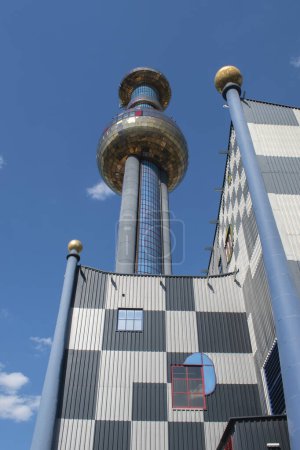 Foto de Viena, Austria, 7 de julio de 2023: Creación icónica de la fábrica de incineración de residuos de spittelau hundertwasser en Viena, combinando arte, sostenibilidad y funcionalidad - Imagen libre de derechos