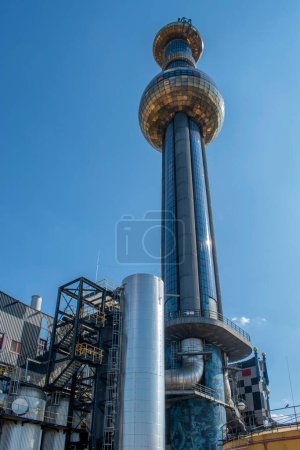 Foto de Viena, Austria, 7 de julio de 2023: Creación icónica de la fábrica de incineración de residuos de spittelau hundertwasser en Viena, combinando arte, sostenibilidad y funcionalidad - Imagen libre de derechos