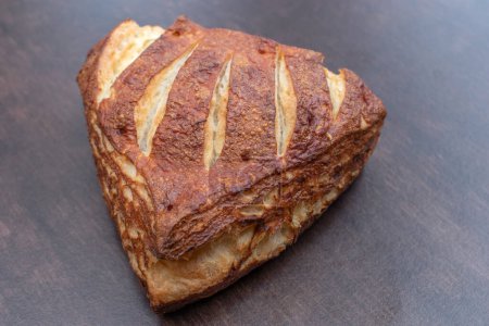 Foto de La esquina del pretzel se prepara con mantequilla real. La masa danesa con cuerpo está cubierta con una capa de lejía. - Imagen libre de derechos