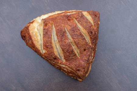 Foto de La esquina del pretzel se prepara con mantequilla real. La masa danesa con cuerpo está cubierta con una capa de lejía. - Imagen libre de derechos