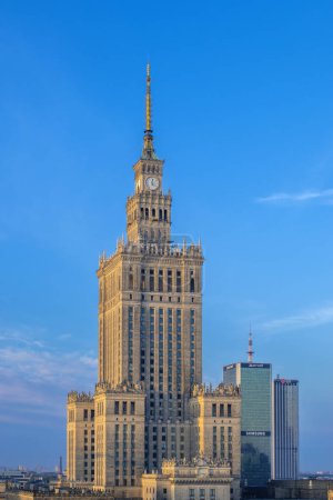 Foto de Sierra warsaw, Polonia. 16 junio 2023: Un símbolo de renombre en Varsovia, el centro de la ciudad de Polonia, el Palacio de Cultura y Ciencia se erige como una maravilla arquitectónica, mostrando la rica historia de la ciudad - Imagen libre de derechos