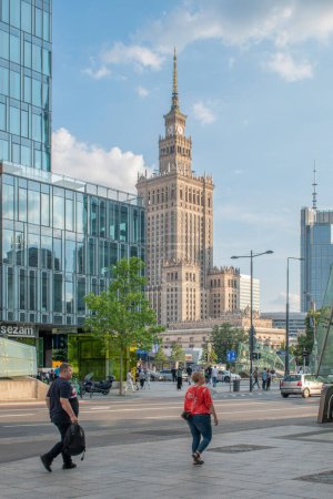 Foto de Sierra warsaw, Polonia. 19 junio 2023: Un símbolo de renombre en Varsovia, el centro de la ciudad de Polonia, el Palacio de Cultura y Ciencia se erige como una maravilla arquitectónica, mostrando la rica historia de la ciudad - Imagen libre de derechos