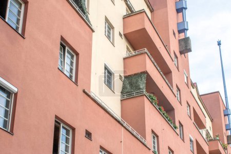 Foto de Viena, Austria. 06 de agosto de 2023: Karl Marx-Hof complejo de viviendas y los edificios residenciales más largos del mundo. Construido entre 1927 y 1930, utiliza más de 24 millones de ladrillos. - Imagen libre de derechos