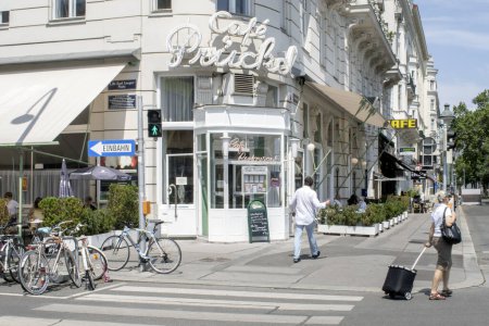 Foto de Viena, Austria 22 Julio 2023. café pruckel: Retroceda en el tiempo en Caf Prckel, un hito de Viena con estética de los años 50, catalogado como un tesoro cultural, que ofrece una experiencia de café única. - Imagen libre de derechos