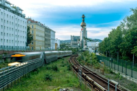Foto de Viena, Austria 8 ago 2023: Spittelau, la única planta de basura a energía de Viena diseñada por Hundertwasser: un colorido hito medioambiental. - Imagen libre de derechos