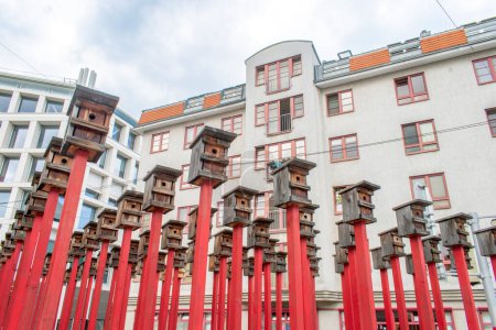 Foto de Viena, Austria 10 ago 2023: Josef Bernhardt, serie en evolución desde 2004instalaciones urbanas que se asemejan a cajas de anidación, ofrecen una perspectiva irónica pero emocional sobre el impacto de la humanidad en la naturaleza. - Imagen libre de derechos