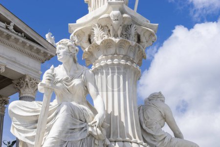 Foto de Viena, Austria 31 ago 2023. Pallas Athena Brunnen: Athena 's Wisdom, The Majestic Fountain Outside the Austrian Parliament (en inglés). (Detalle parte de la fuente) - Imagen libre de derechos