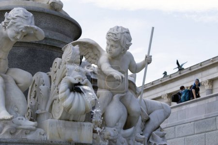 Foto de Viena, Austria 31 ago 2023. Pallas Athena Brunnen: Athena 's Wisdom, The Majestic Fountain Outside the Austrian Parliament (en inglés). (Detalle parte de la fuente) - Imagen libre de derechos