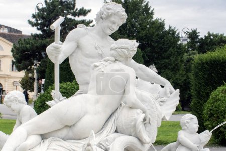 Foto de Viena, Austria 1 sep 2023. Fuente mítica: Admire la encantadora fuente de Tritón y Naiad, una obra maestra de 1890, (Detalle de parte de la fuente) - Imagen libre de derechos