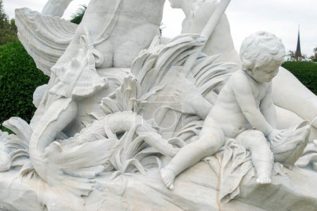 Téléchargez les photos : Vienne, Autriche 1er sept. 2023. Fontaine mythique : Admirez la charmante fontaine de Triton et Naiad, un chef-d'œuvre de 1890, (Partie détaillée de la fontaine) - en image libre de droit