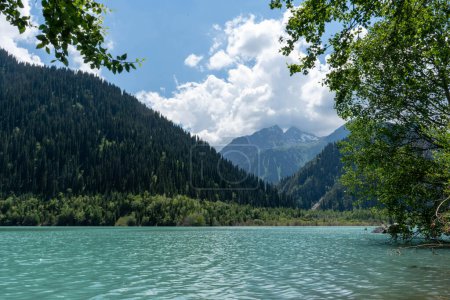 Téléchargez les photos : Beau paysage du lac dans les montagnes - en image libre de droit