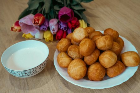 Téléchargez les photos : Petit déjeuner kazakh traditionnel avec une tasse de thé - en image libre de droit