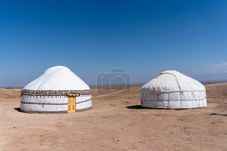 Téléchargez les photos : Paysage désertique blanc avec ciel bleu et nuages - en image libre de droit