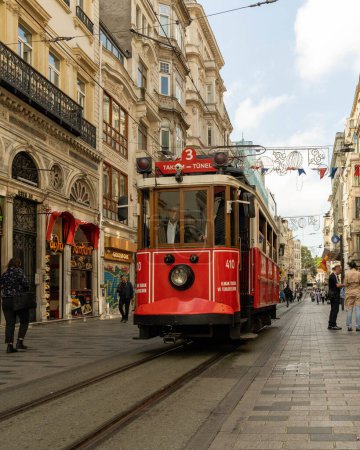 Téléchargez les photos : Istiklal vieux tramway à Istanbul - en image libre de droit