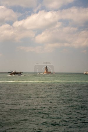 Téléchargez les photos : Vue d'Istanbul depuis le bateau sur le bosphore - en image libre de droit