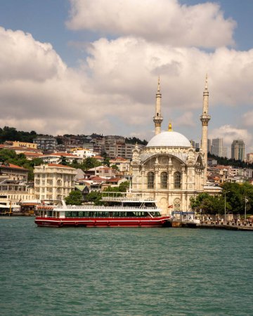 Téléchargez les photos : Vue d'Istanbul depuis le bateau sur le bosphore - en image libre de droit