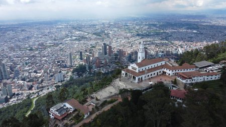 Foto de Bogotá vista del centro con sus edificios monserrate - Imagen libre de derechos