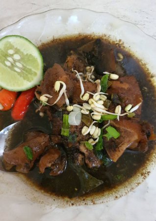 Téléchargez les photos : Rawon est une soupe de bœuf indonésienne. Originaire de Java Est, rawon utilise la noix de keluak noir comme assaisonnement principal, ce qui donne une couleur foncée et une saveur de noisette à la soupe. - en image libre de droit