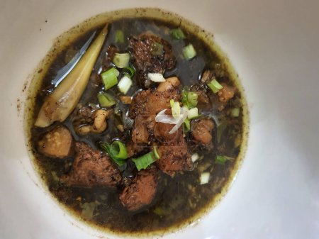 Téléchargez les photos : Rawon est une soupe de bœuf indonésienne. Originaire de Java Est, rawon utilise la noix de keluak noir comme assaisonnement principal, ce qui donne une couleur foncée et une saveur de noisette à la soupe. - en image libre de droit