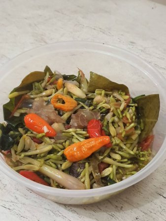 Sayur Bunga Pepaya, ein Manado oder Minahasan indonesische Küche rühren gebratene Gemüseküche aus Papaya-Blüten hausgemachte Köchin