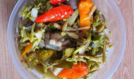 Sayur Bunga Pepaya, une cuisine indonésienne Manado ou Minahasan mélanger la cuisine de légumes frits en papaye fleur cuisinier fait maison