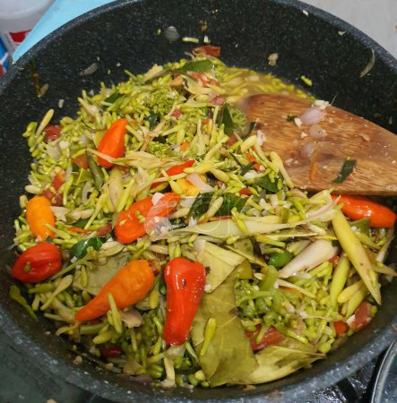 Sayur Bunga Pepaya, un Manado o Minahasan indonesia cocina revolver cocina de verduras fritas hechas de flor de papaya cocinero casero
