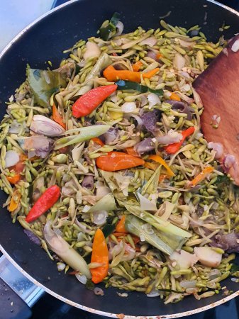 Sayur Bunga Pepaya, une cuisine indonésienne Manado ou Minahasan mélanger la cuisine de légumes frits en papaye fleur cuisinier fait maison