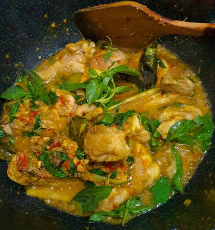 Ayam woku est un plat traditionnel de la région de Minahasa ou Manado en Indonésie, composé d'un mélange de poulet cuit d'herbes et d'épices, les ingrédients sont la citronnelle, le curcuma, les feuilles de citron vert kaffir et le piment rouge fait maison cuisine