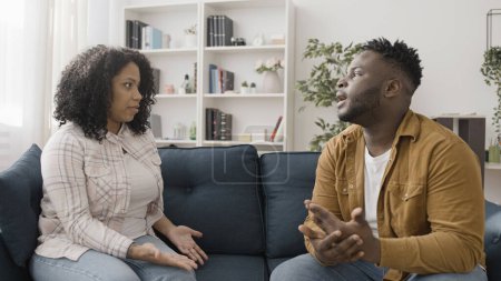 Foto de Pareja afroamericana discutiendo sus problemas en terapia de pareja, discusión - Imagen libre de derechos