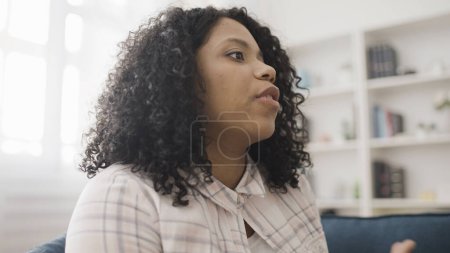 Foto de Mujer afroamericana hablando emocionalmente con su marido sobre sus problemas y sentimientos - Imagen libre de derechos