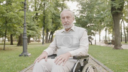 Foto de Usuario de silla de ruedas mirando a la cámara, movimiento por los derechos de discapacidad, enfermedad crónica - Imagen libre de derechos