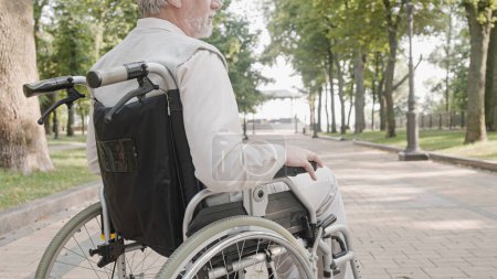 Foto de Hombre anciano con movilidad reducida que descansa al aire libre, servicios de hogar de retiro - Imagen libre de derechos