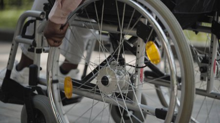 Foto de Primer plano de las personas con discapacidad mediante silla de ruedas manual, ayudas a la movilidad - Imagen libre de derechos