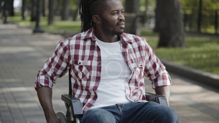 Foto de Hombre con discapacidad usando silla de ruedas manual al aire libre, movilidad reducida - Imagen libre de derechos