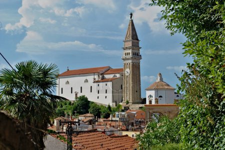 Téléchargez les photos : Église paroissiale St. George's à Piran, Slovénie. Église catholique romaine. - en image libre de droit