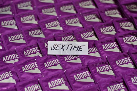 Téléchargez les photos : Paquet de préservatifs pour des relations sexuelles sans risque. Emballage violet. Protection et prévention des maladies. Temps de sexe. - en image libre de droit
