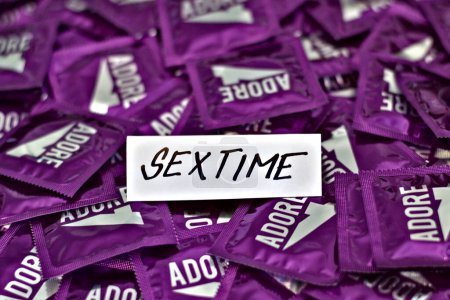 Foto de Paquete de condones para el sexo seguro. Embalaje violeta. Protección y prevención de enfermedades. Sextime. - Imagen libre de derechos