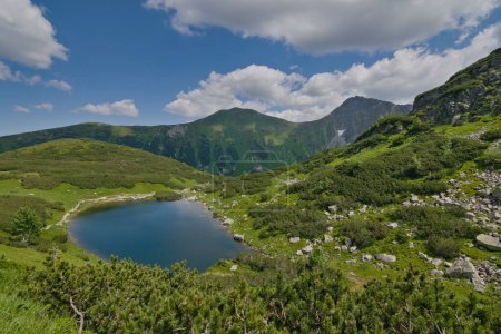 Vista a uno de los cuatro lagos de montaña de Rohacske plesa en las montañas de Vysoke Tatry. Los lagos se encuentran a 1719 metros sobre el mar, rodeados de montañas a más de 2000 metros sobre el mar. Naturaleza eslovaca.