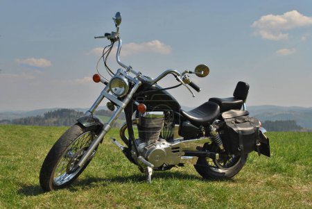 Téléchargez les photos : Vintage chopper moto road trip en journée d'été. Style personnalisé. Sacs en cuir. - en image libre de droit