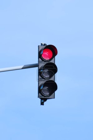 Foto de Detenga el semáforo en rojo. Aislado sobre fondo azul. Espacio de copia negativo. Día soleado. - Imagen libre de derechos
