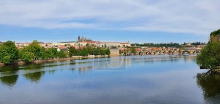 Río Moldava y el Castillo de Praga - punto de referencia de la capital de la República Checa. Oficina principal del presidente checo. Centro histórico de Praga.