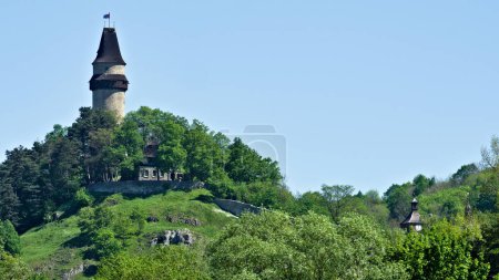 Torre de piedra del castillo medieval Stramberska Truba del siglo XIII. Stramberk village, República Checa.