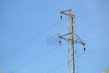 Foto de Torre eléctrica de alto voltaje con línea eléctrica contra cielo azul claro
. - Imagen libre de derechos