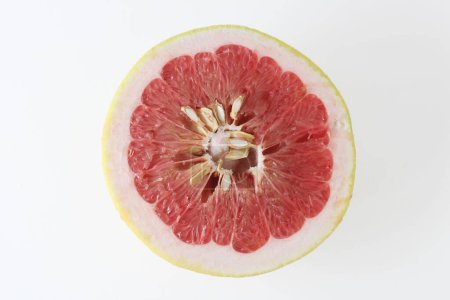 Foto de Rebanada de pomelo o pomelo aislado sobre fondo blanco. Vista superior - Imagen libre de derechos