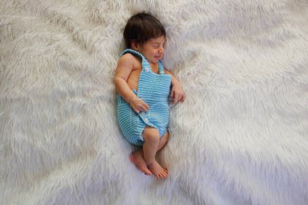 Foto de Recién nacido lindo bebé soñando y sonriendo en blanco mullido manta. - Imagen libre de derechos