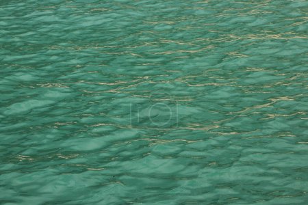 Foto de Aguamarina superficie de agua de color verde en el mar Mediterráneo. - Imagen libre de derechos