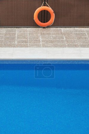 Téléchargez les photos : Détail d'une piscine avec une eau bleue vibrante et un flotteur en arrière-plan. - en image libre de droit