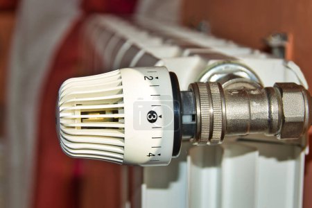 Foto de Tecla de termostato de un radiador de calefacción. - Imagen libre de derechos
