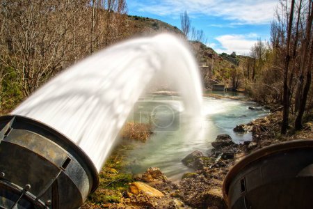 Foto de Gran chorro de agua que sale del desagüe del embalse de Belea, en el río Sorbe, provincia de Guadalajara (España)). - Imagen libre de derechos